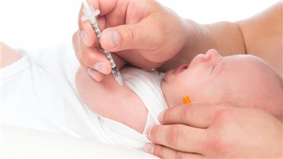 استشاري توضح 4 حالات يتم فيها تأجيل التطعيم للأطفال