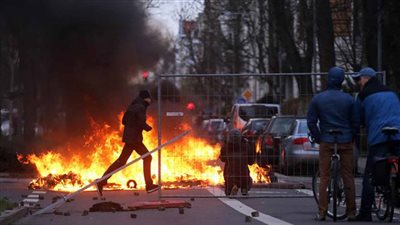 عشية عيد العمال.. متظاهرون يضرمون النار بحاجز في مدينة لايبزيج الألمانية