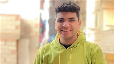 من لوحاته أحمد زكي وصلاح وبيج رامي.. رمزي فنان سكندري يبدع في رسم 