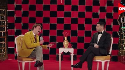 غضب إياد نصار بعد تقديم هجرس له باعتباره وائل جسار في مهرجان المزاريطة | فيديو