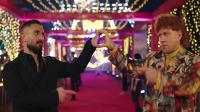 رقصة حزلقوم وأحمد سعد على أنغام بحبك يا صاحبي في مهرجان المزاريطة |فيديو