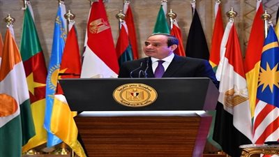  السيسي لـ عمال مصر: أنتم الركيزة الصلبة لهذا المجتمع.. اعملوا وأحسنوا العمل وستجدونني دائمًا إلى جانبكم