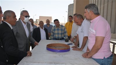 محافظ القليوبية يتفقد الحقول الزراعية ويحث المواطنين على توريد القمح | صور