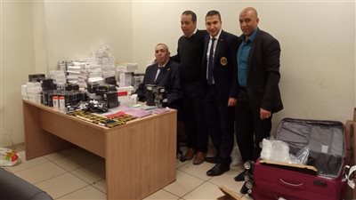إحباط 3 محاولات لتهريب هواتف وسجائر إلكترونية مخلوطة بمواد مخدرة في مطار القاهرة