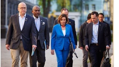 بملابس وحذاء أزرق.. بيلوسي تبعث رسالة دعم لأوكرانيا في زيارة تغطي على غياب بايدن 