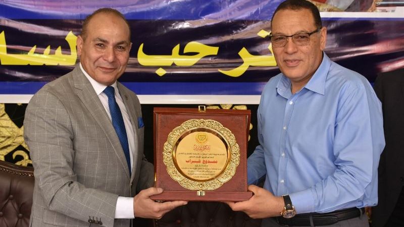 تسليم الدرع 