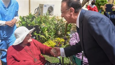 محافظ الإسكندرية يزور دور المسنين والأيتام لتهنئتهم بعيد الفطر المبارك