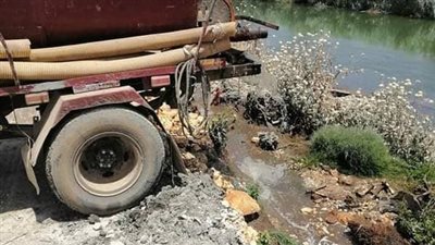 ضبط مواطن يلقي مخلفات في ترعة بالأقصر