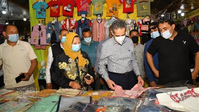 محافظ الغربية يتفقد معارض 