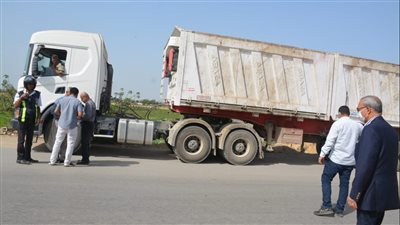 ضبط سيارتين نقل تابعتين لمجلس مدينة طوخ بدون لوحات معدنية 