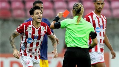 لاعب برازيلي يطارد حكمة ويحاول الاعتداء عليها بعد طرده | فيديو