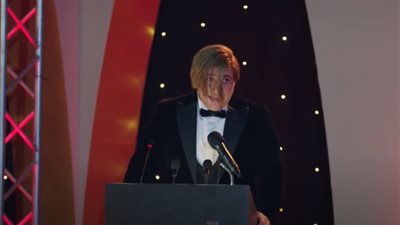 مسرح مهرجان المزاريطة يشهد شجارا بين جوني وشبيه ديكابريو | فيديو