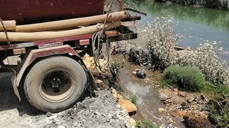 سيارة تلقي مخلفات