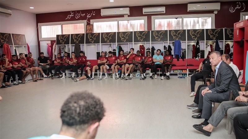 الخطيب مع لاعبي الأهلي