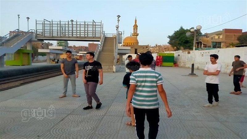 أهالي أبو حماد يوزعون
