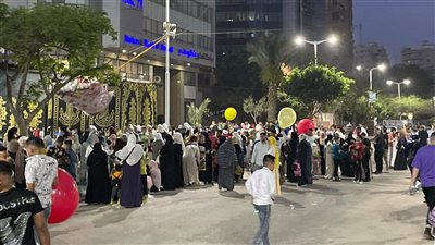 بدء توافد المصلين على ساحة مصطفى محمود استعدادا لصلاة عيد الفطر | صور