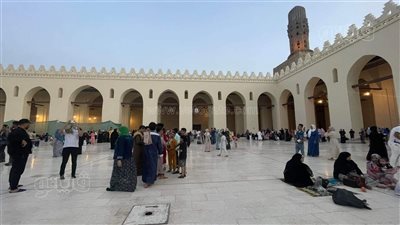 توافد المصلين على ساحة الحاكم بأمر الله لصلاة عيد الفطر المبارك | فيديو 