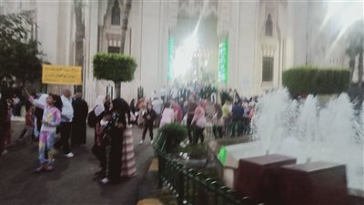 توافد المواطنين بالإسكندرية على مسجد المرسي أبو العباس لأداء صلاة عيد الفطر | صور