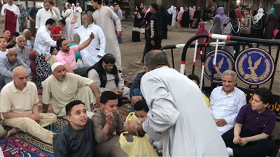 توزيع التمور على المصلين بساحة الوراق | فيديو