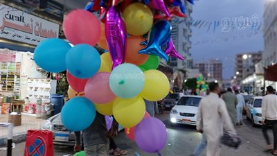 انتشار باعة البالونات وألعاب الأطفال بمحيط مساجد صلاة عيد الفطر بمطروح | صور