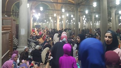 تزاحم كبير في مسجد عمرو بن العاص لأداء صلاة العيد | فيديو