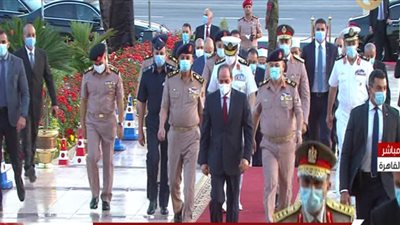 السيسي يصل مسجد المشير طنطاوي لأداء صلاة عيد الفطر المبارك | صور