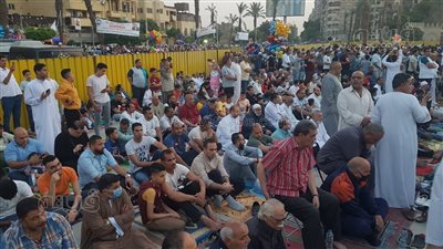 أعداد غفيرة أمام مسجد عمرو بن العاص لأداء صلاة العيد | فيديو وصور