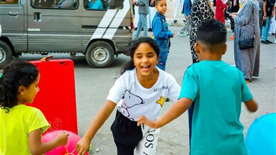 ضحكة وبالونات.. فرحة الأطفال بالعيد تزين مساجد مطروح | صور