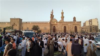 تزاحم شديد أمام الأزهر الشريف لأداء صلاة العيد | فيديو وصور