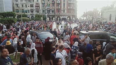 زحام في ساحة المرسي أبو العباس بالإسكندرية لأداء صلاة العيد.. والسيلفي يتصدر المشهد | فيديو 