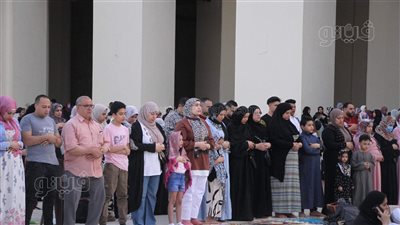 مصريون وأجانب يصلون العيد في مسجد الحاكم بأمر الله | فيديو وصور