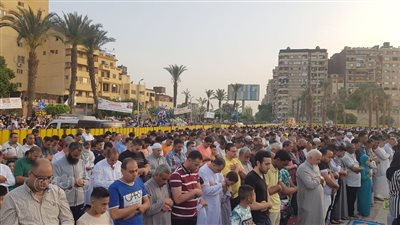 المئات يؤدون صلاة عيد الفطر بمسجد عمرو بن العاص | فيديو وصور