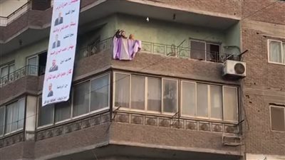 نفحات المحبة.. الأهالي يلقون الحلوى على المصلين في ساحة مسجد الصحابة بالوراق | فيديو