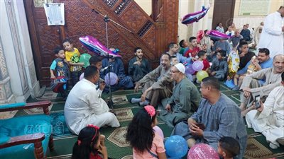 أهالي إسنا يوزعون الألعاب على الأطفال بالمسجد العتيق l صور