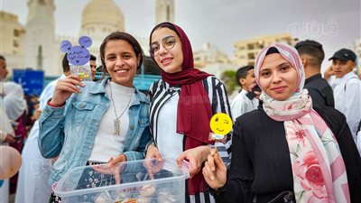 فرحة وضحكة.. توزيع الكحك بعد صلاة العيد في مرسى مطروح | صور 