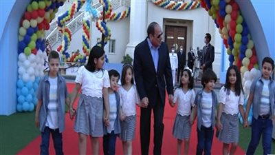 السيسي يكرم عددا من أسر شهداء القوات المسلحة والشرطة والأطقم الطبية