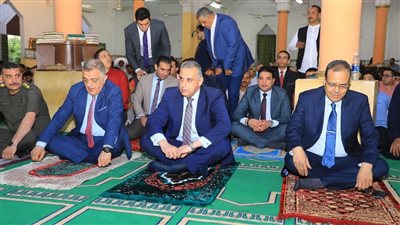 محافظ سوهاج يؤدي صلاة عيد الفطر المبارك بمسجد 