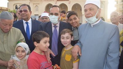 محافظ شمال سيناء يؤدي صلاة العيد في مسجد النصر بالعريش | صور