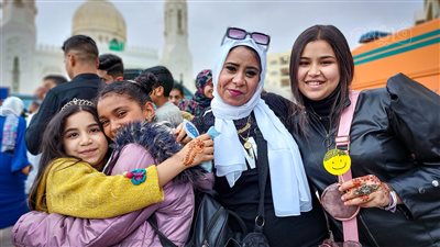 احتفالات المصريين بالعيد.. الرقص على المهرجانات بالوراق.. توزيع الكحك في مطروح.. وإطلاق ألعاب نارية أمام مسجد الصديق بشيراتون| فيديو وصور
