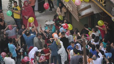 أهلا بالعيد.. أهالي عين شمس يلقون البلالين الملونة على المصلين | فيديو وصور