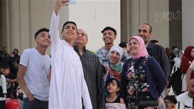 حلاوتنا في لمتنا.. مشاهد تخطف القلوب للعائلات في صلاة عيد الفطر | صور
