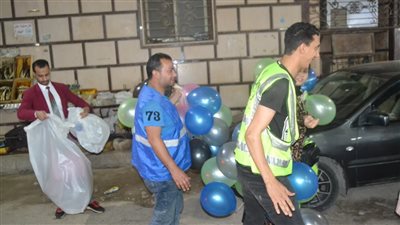 متطوعون يوزعون عيديات وبالونات على أطفال الإسكندرية 