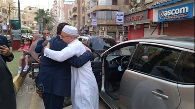 محافظ المنوفية يهنئ الأهالى بعيد الفطر فى الشوارع | صور
