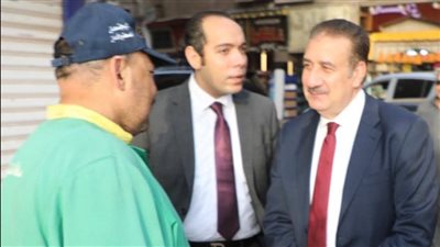 محافظ المنوفية يوزع العيدية على عمال النظافة بالشوارع
