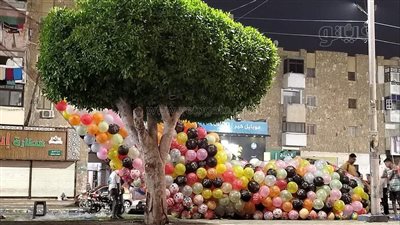 شباب وأطفال الإسماعيلية يجهزون البالونات لنثرها في الهواء بعد صلاة العيد | صور
