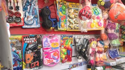 تبدأ من خمسة جنيه.. أسعار لعب الأطفال في الوراق | فيديو