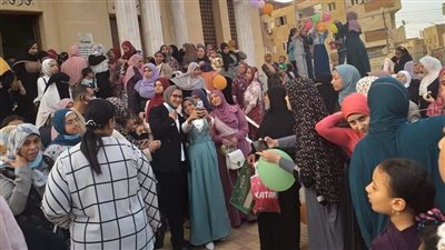 نائب محافظ الوادي الجديد تلتقط سيلفي مع المواطنين وتقدم الهدايا للمرضى | صور 