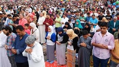بإجماع الفقهاء.. الأزهر يوضح الحكم الشرعي لصلاة النساء بجوار الرجال في العيد