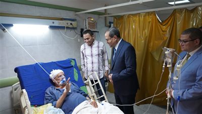 رئيس جامعة سوهاج يوزع 