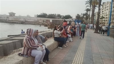 أجواء صيفية.. إقبال المواطنين على كورنيش الإسكندرية ثاني أيام عيد الفطر 